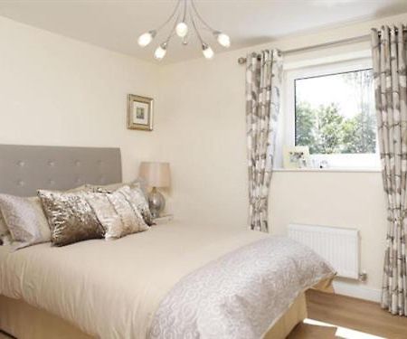 Apple House Guesthouse Heathrow Airport Hillingdon kerület Kültér fotó